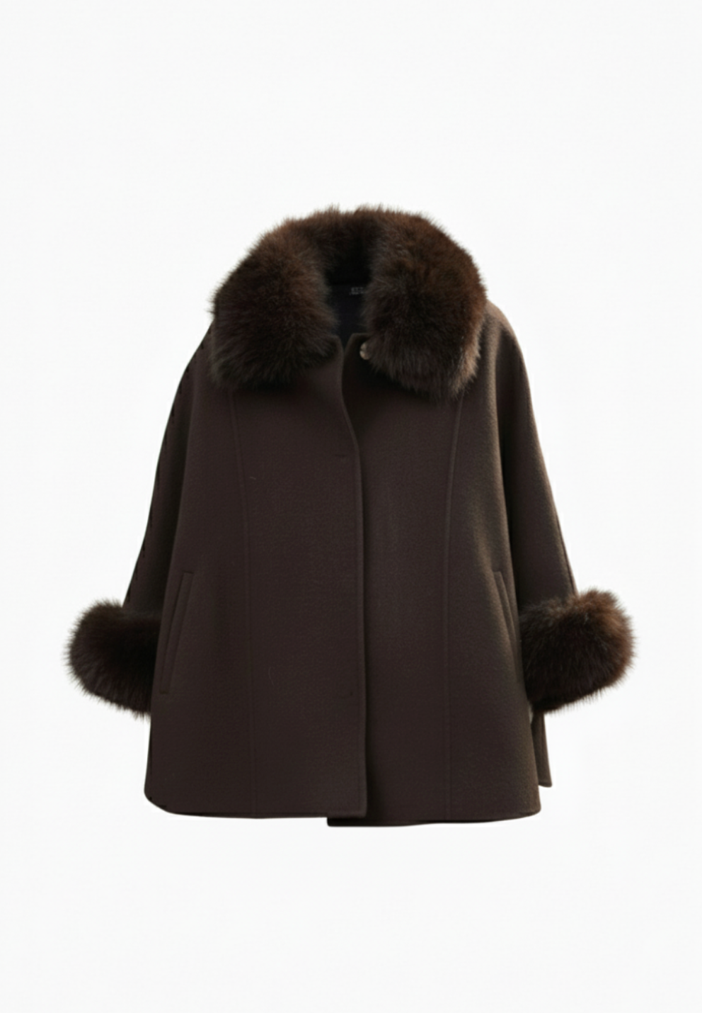 Femme portant un manteau d'hiver marron avec col et poignets en fausse fourrure, collection LovFurs