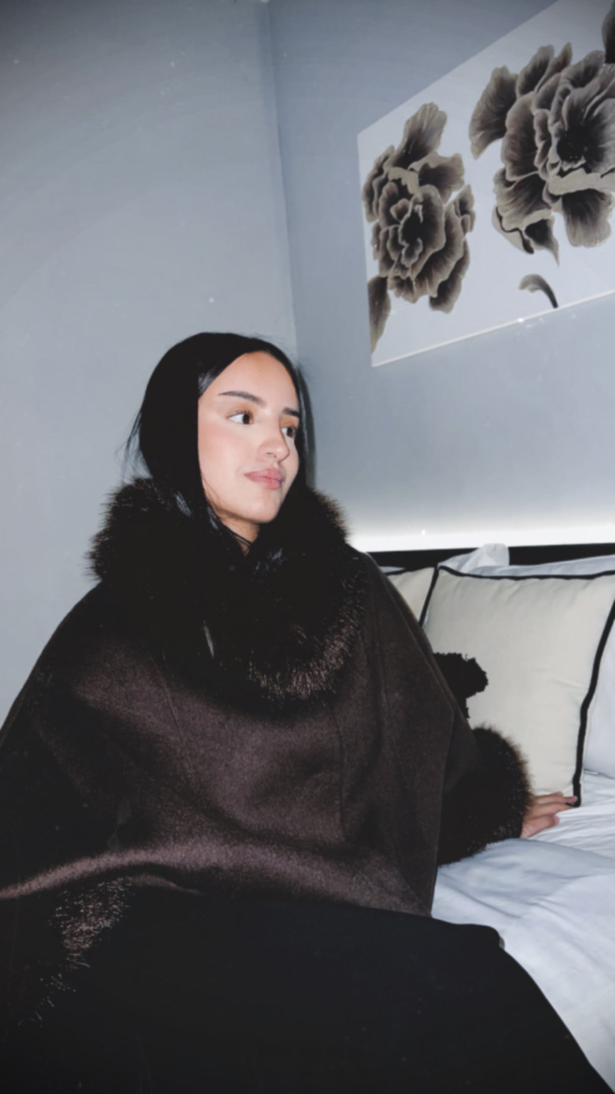 femme portant un poncho marron en laine avec fourrure au manche